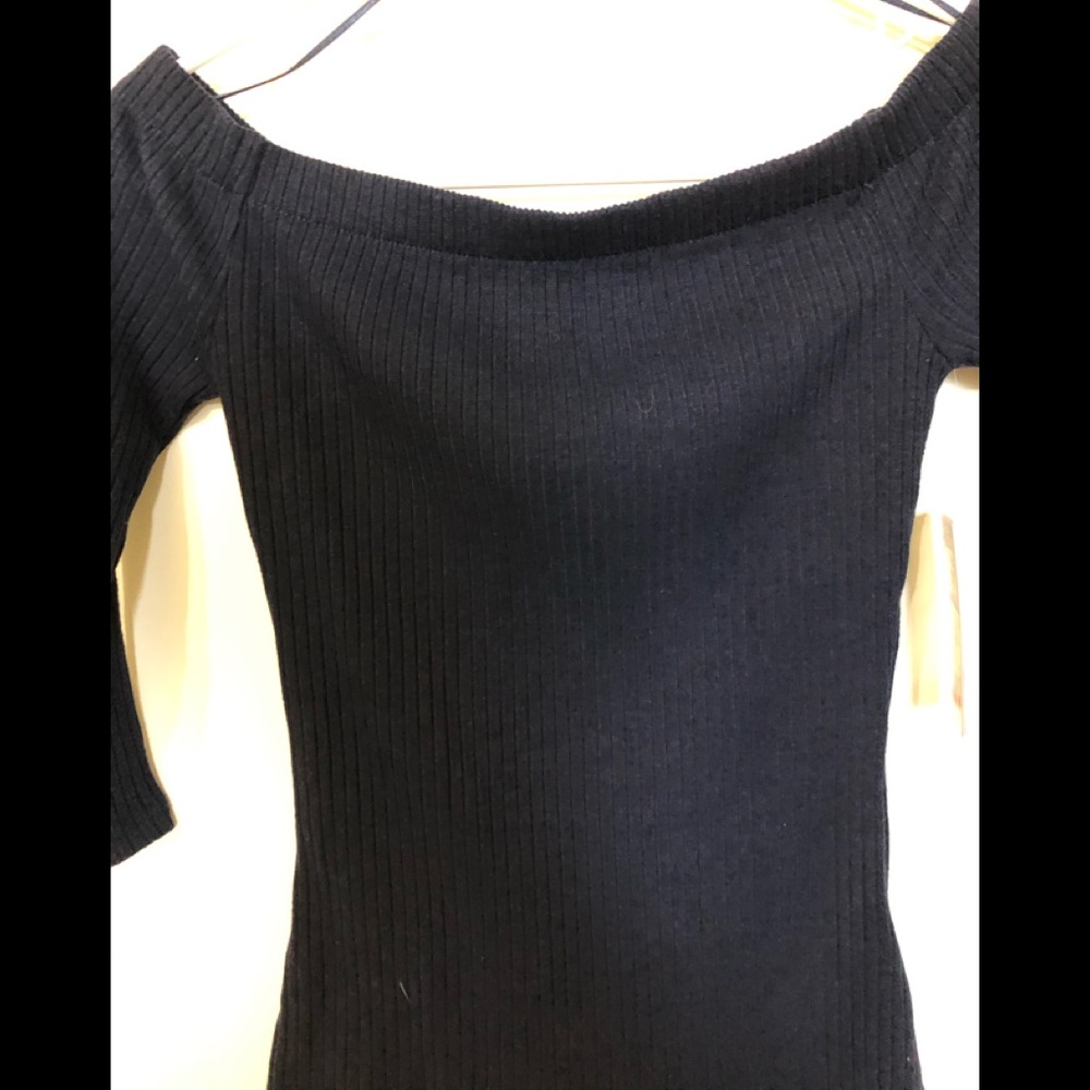 ❌❌SOLD❌❌🆕•GUESS•Off Shoulder Navy Blue Knit - Picture 3 of 5